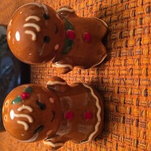 NORTH POLE HOLIDAY  CHRISTMAS 2 PIECE SALT & PEPPER SET 2.75"x2.16"x1.85"